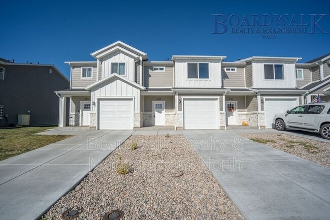 Building Photo - 440 1625 N