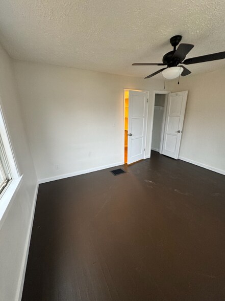 Building Photo - 240 E Siebenthaler Ave