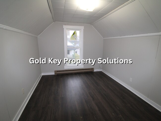 Building Photo - All Electric 2 BR 1 BA House with Main-Level Laundry Hookups (NO SECTION 8)