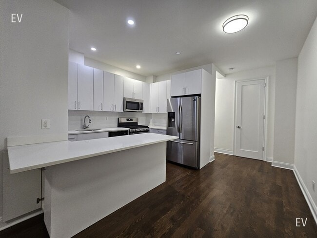 Building Photo - 200 W 58th St