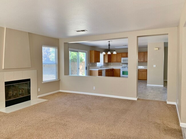 Building Photo - 4 Bedroom Home in Hollister