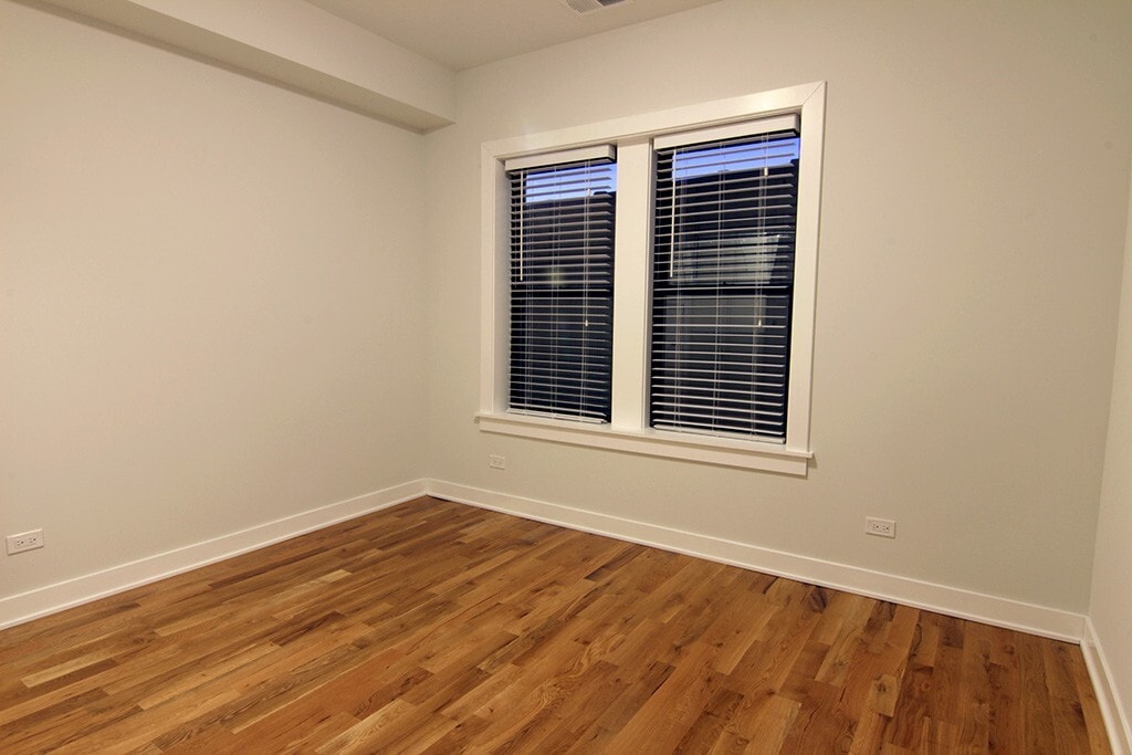 Building Photo - 2209 W Eastwood Ave