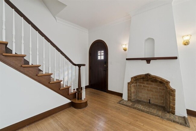 Building Photo - 1905 N Brauer Ave