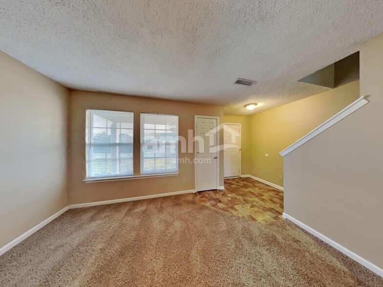 Building Photo - 2092 Fullwood Dr