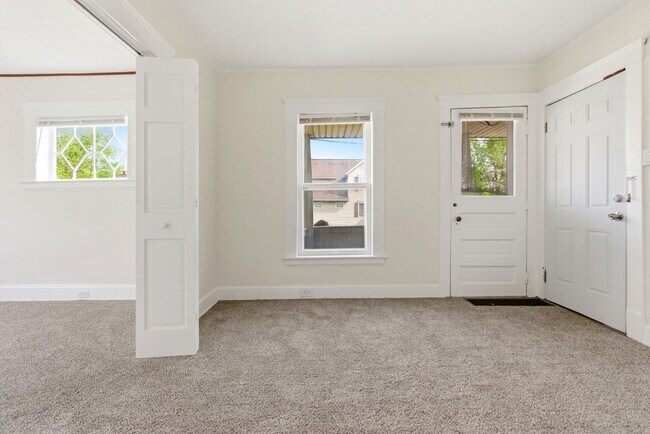 Building Photo - 689 Midland Ave