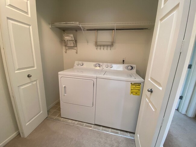Building Photo - Beautifully Updated Townhouse with New Car...