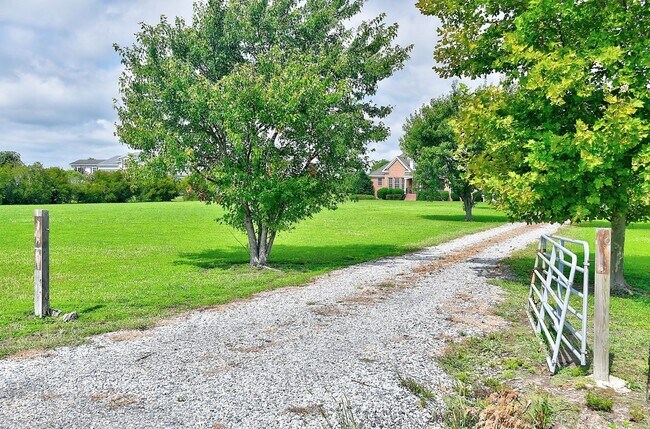 Building Photo - BEAUTIFUL HOME FOR RENT SOUTH CHESAPEAKE!