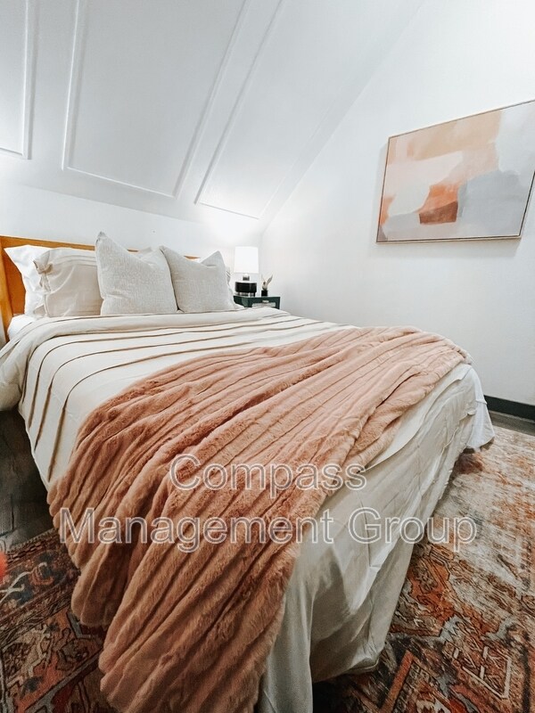 Building Photo - 813 Hall of Fame Dr