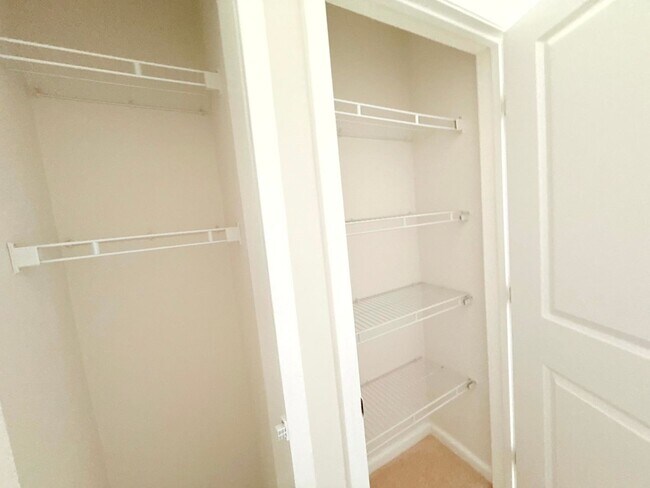 Building Photo - Fantastic Spacious 2 bed 2 bath condo in prime Sherman Oaks - Studio City with Pool and Gym!