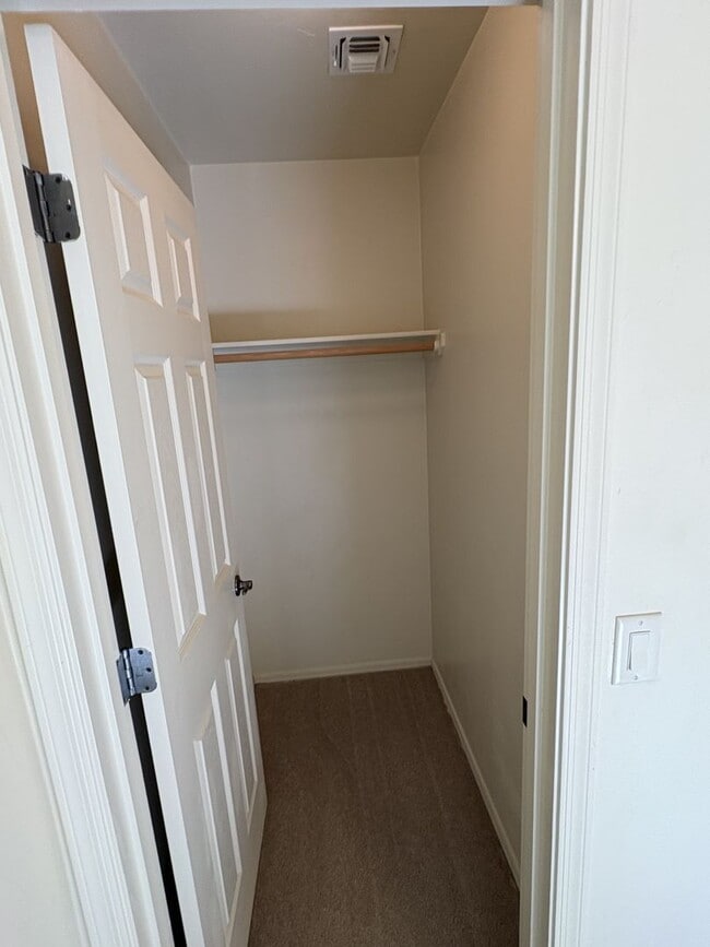 Building Photo - East side beauty 4 bedrooms