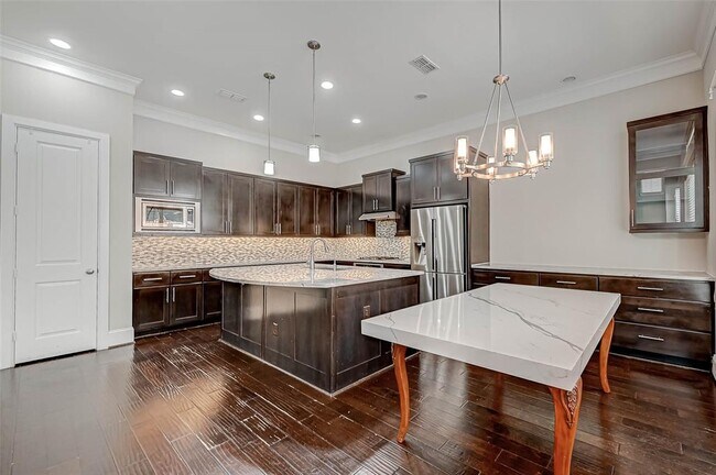 Building Photo - 6711 Saxton Manor St