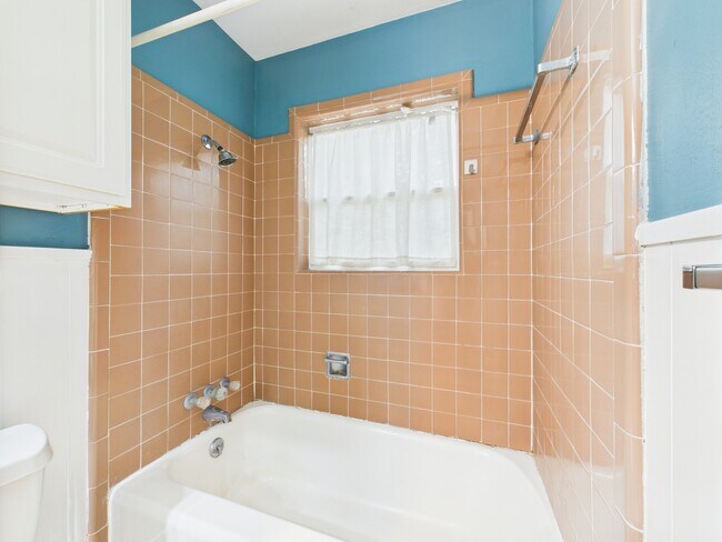 Building Photo - 1402 Village Dr