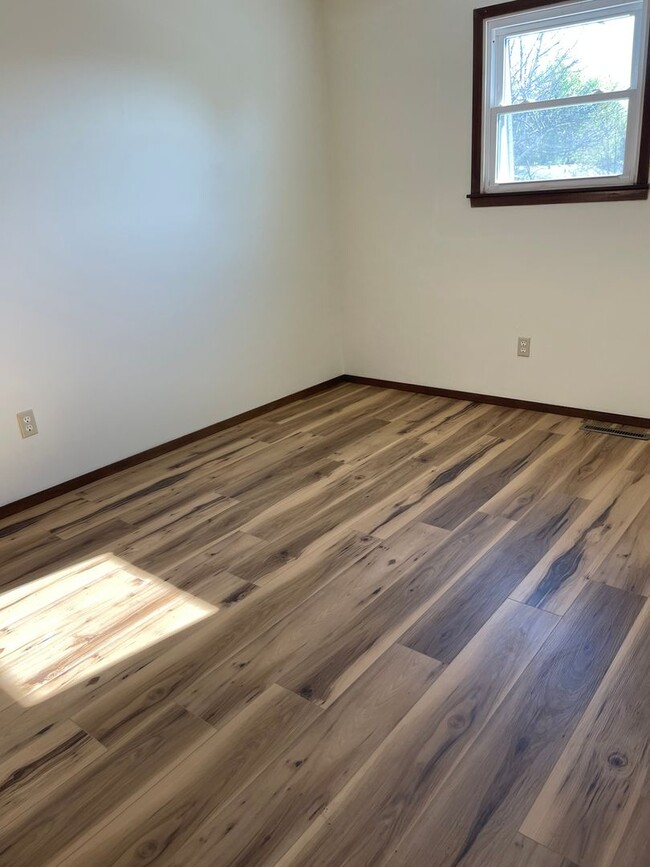 Building Photo - 3 BEDROOM 1.5 BATHROOM TOWNHOUSE FOR RENT