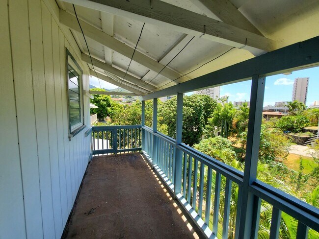 Building Photo - Spacious 2-bedroom, 1-bathroom unit with 1 covered parking stall!