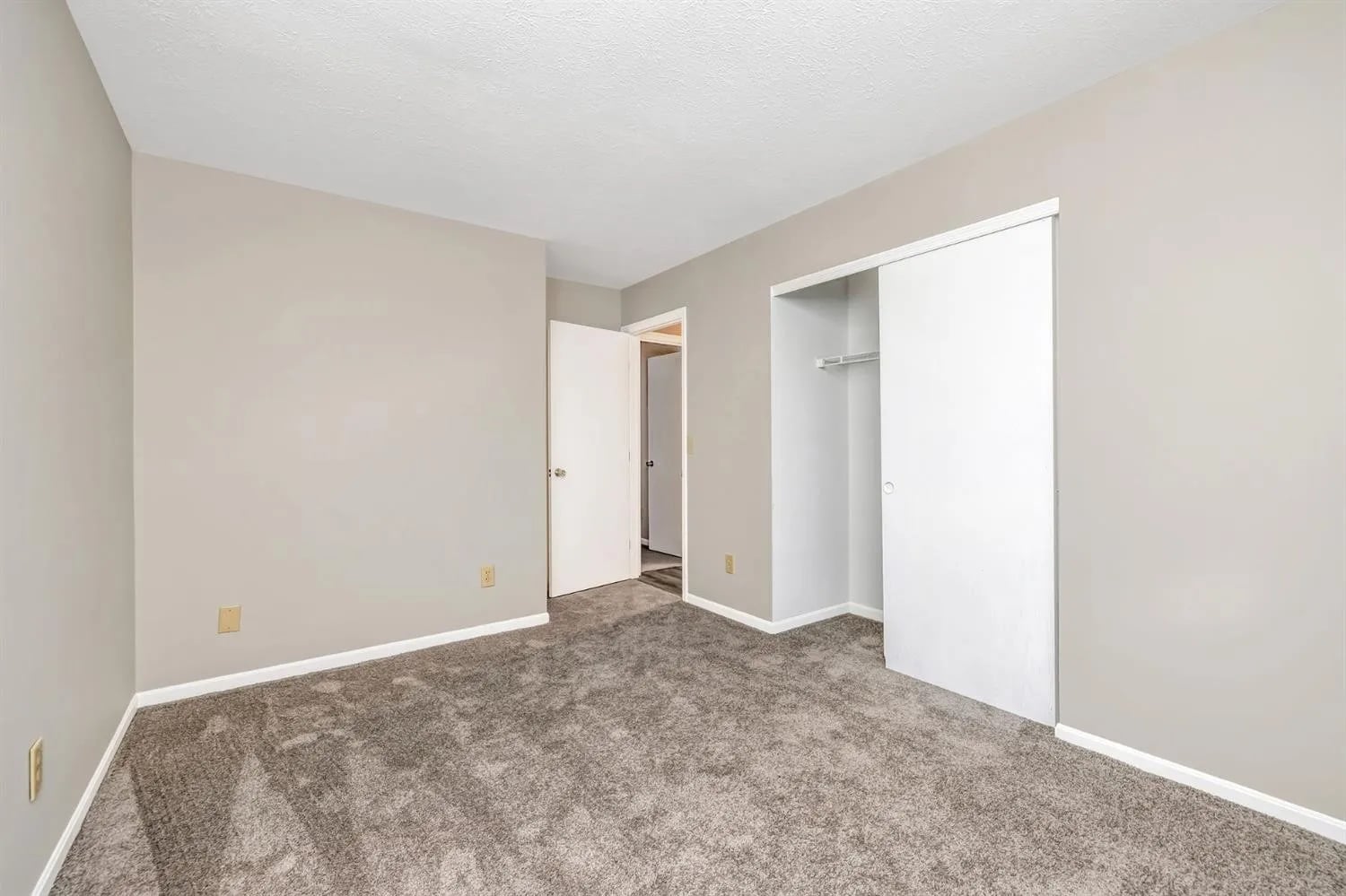 Building Photo - 915 Venetian Ter