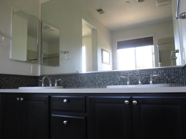 Building Photo - 381 Windsong Way