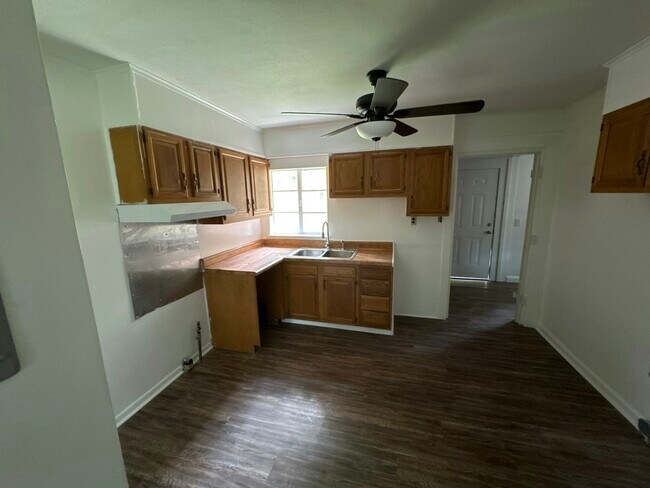 Building Photo - 704 Covington Ave