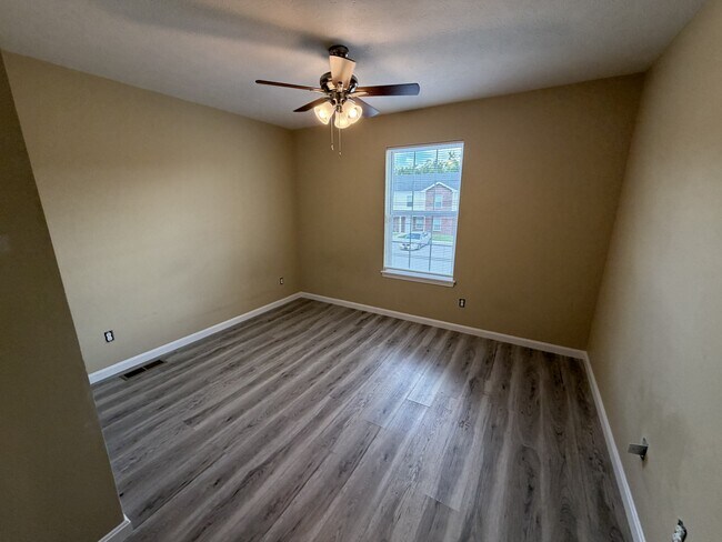 Building Photo - 202 Pineview Dr