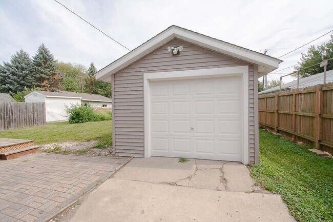 Building Photo - 610 Lyndale St