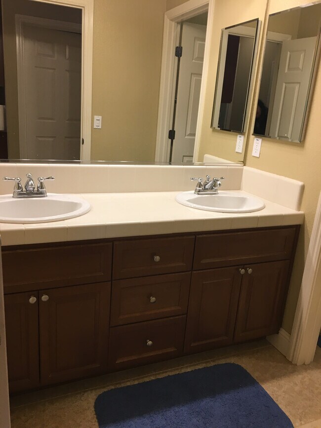 Building Photo - Gorgeous Folsom Home close to shopping,schools, and more!