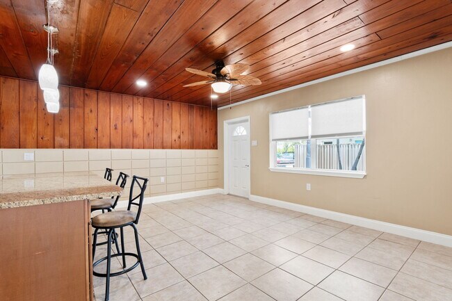 Building Photo - 327 Lee Ave