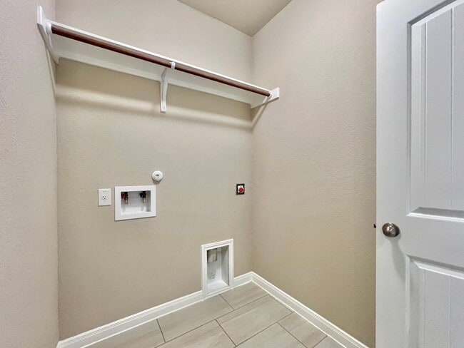 Building Photo - 1606 Misty Elm St