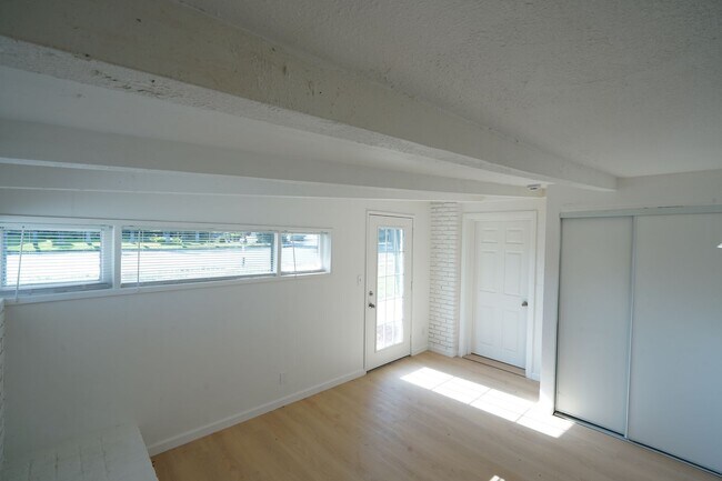 Building Photo - 1443 N Riverside Ave