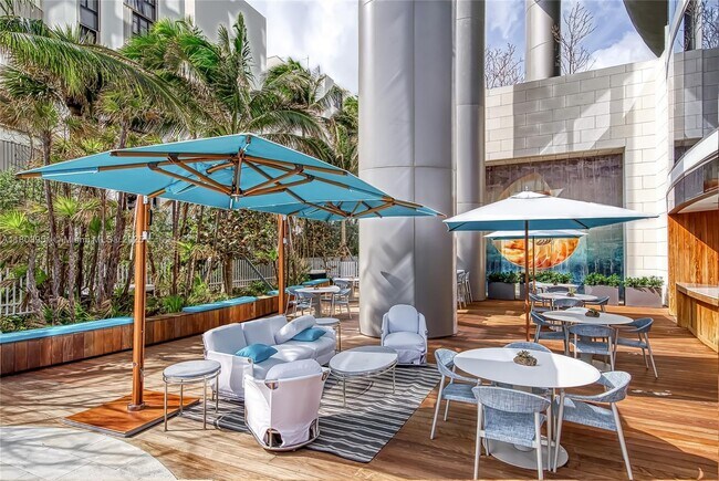Building Photo - 15701 Collins Ave