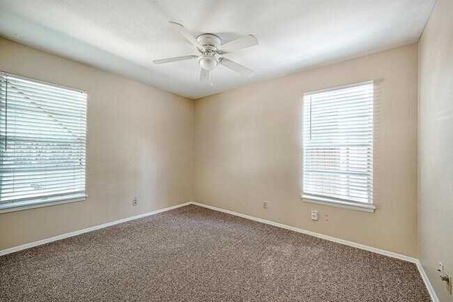 Building Photo - 4906 Gladeview Dr
