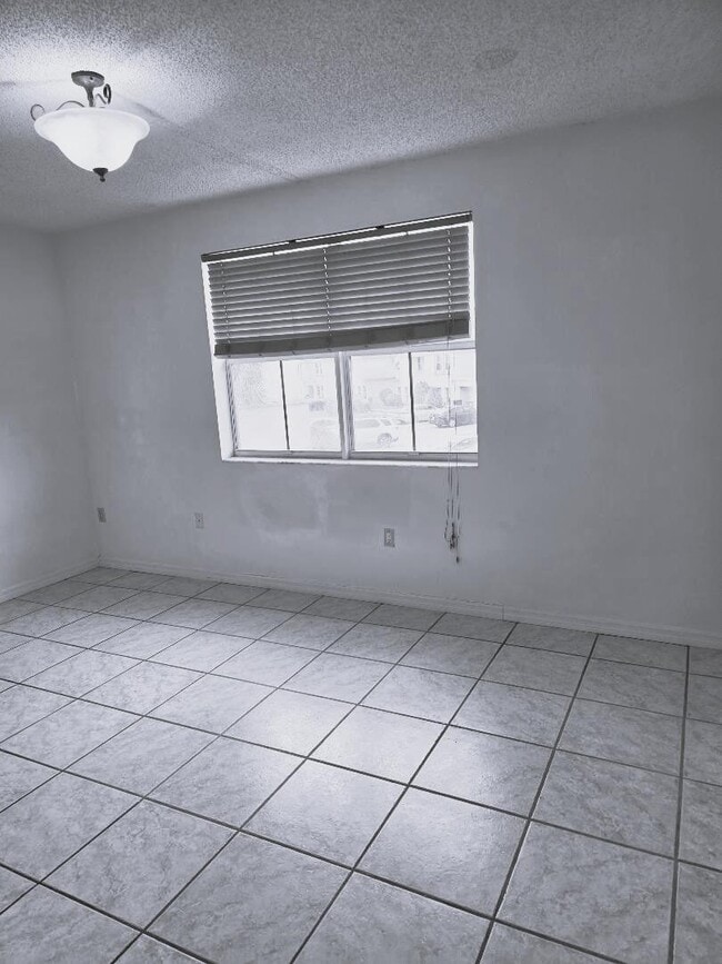 Building Photo - 9187 Fontainebleau Blvd