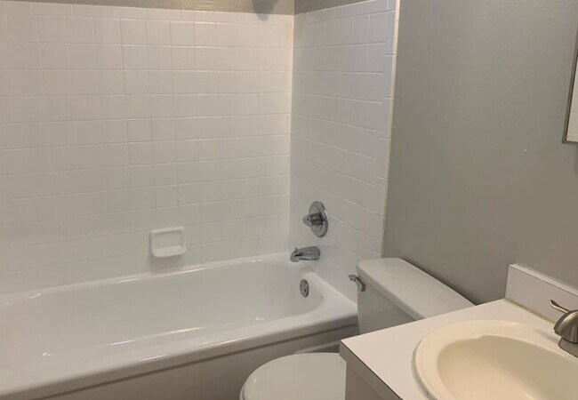 Building Photo - 1319 E Vista Ave