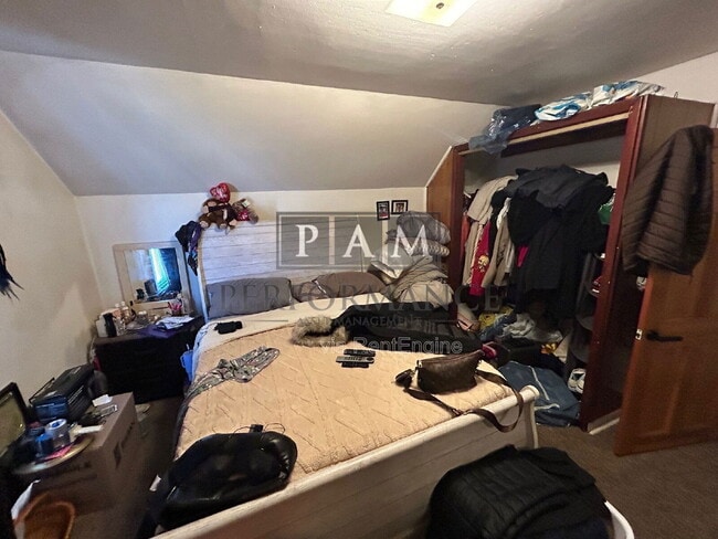 Building Photo - 823 Yout St