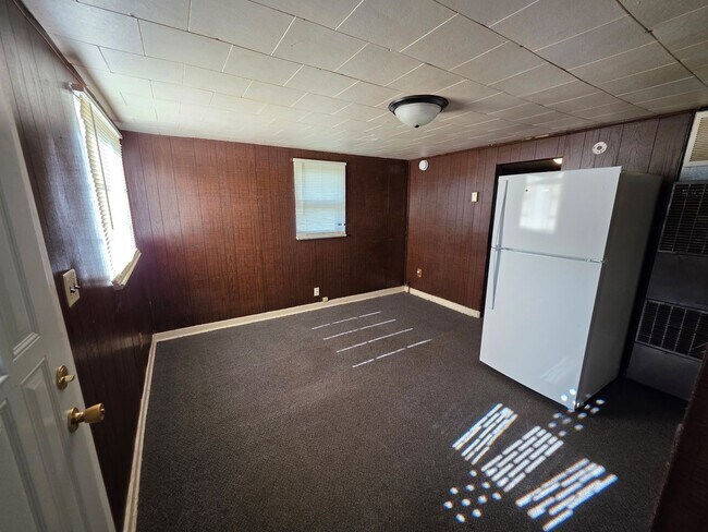 Building Photo - 2 Bedroom Home Available