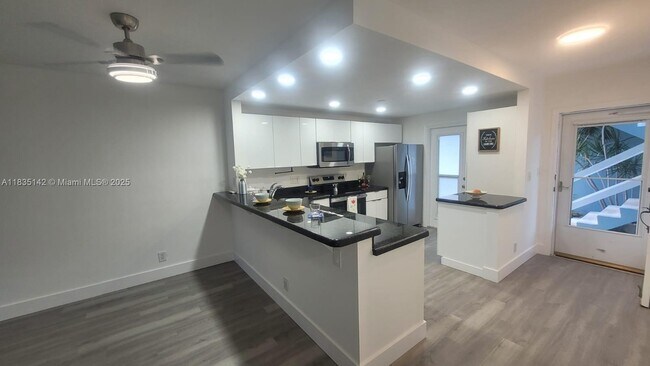 Building Photo - 1100 Pine Dr