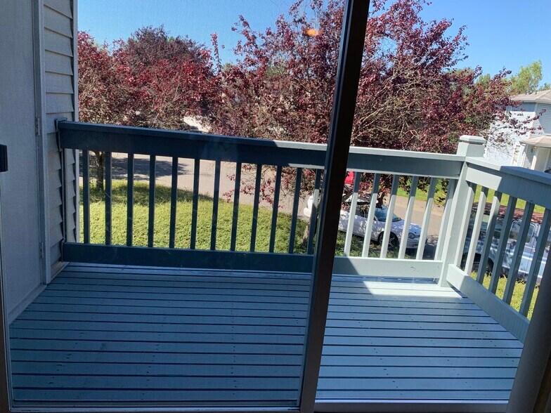 Balcony - 2100 E Illinois St