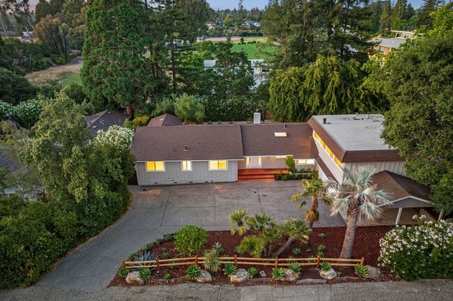Building Photo - Spacious Menlo Park Retreat with 6 Bedroom...