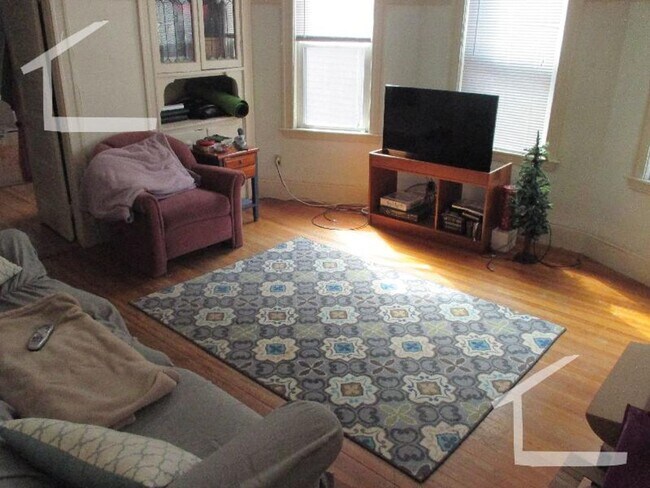 Building Photo - 9/1 No Fee! Spacious Lower Allston 3BR