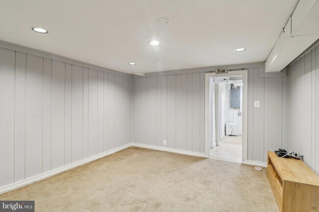 Building Photo - 250 Lynhaven Dr