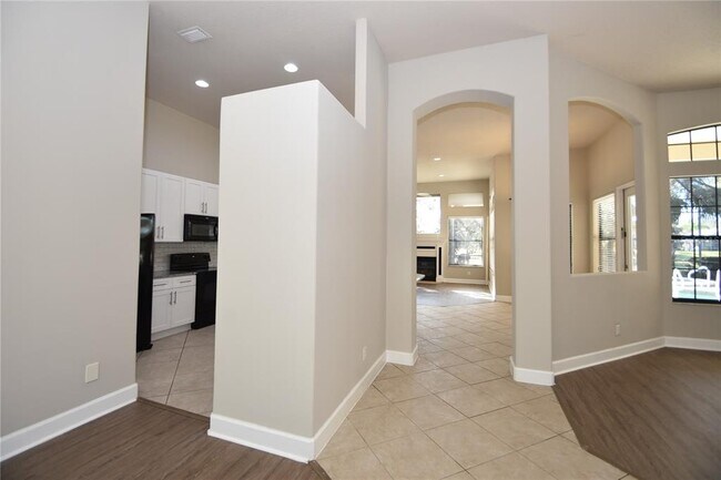 Building Photo - 16 Eastlake Dr