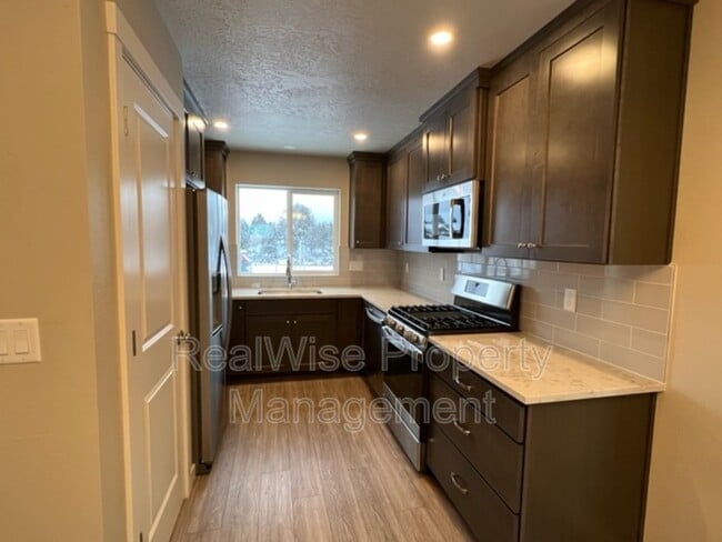 Building Photo - 675 NE Brookstone Dr