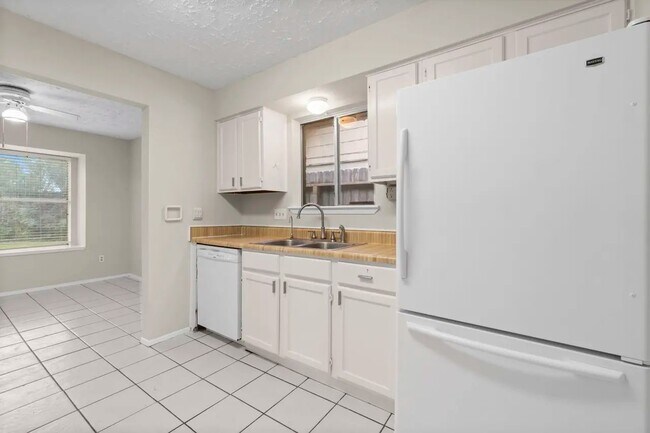 Building Photo - 18703 Lippizaner Dr