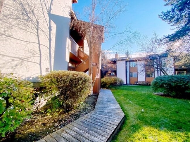 Building Photo - South Anchorage Condo with Balcony, Garage...