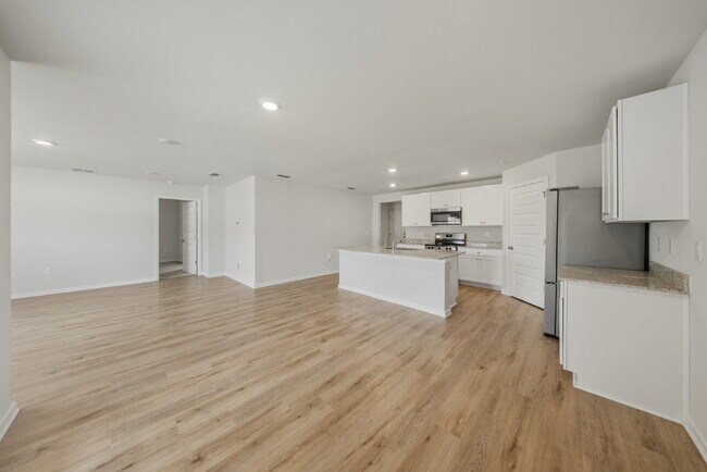 Building Photo - Huge 4 bedroom 2 bathroom home in Southwood
