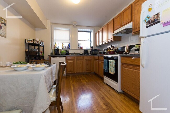 Building Photo - No Brokers Fee, heat, Hot Water Included, Garden Level Recently Renovated Unit, Laundry on a Site