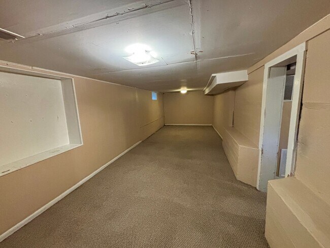 Building Photo - 3-bedroom home with Washer & Dryer Included