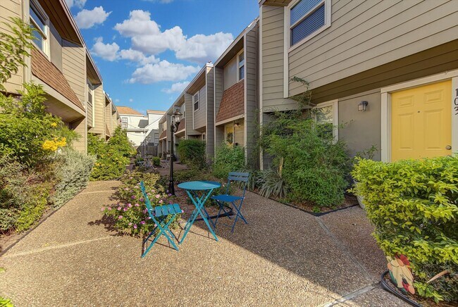 Building Photo - 424 15th St