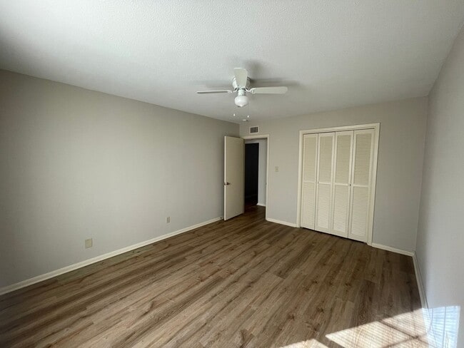 Building Photo - Salem Square is close to everything!