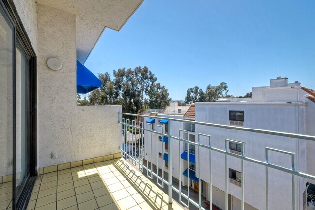 Building Photo - La Jolla Pines- Top Level 2 Bed/2 Ba Available Now!!
