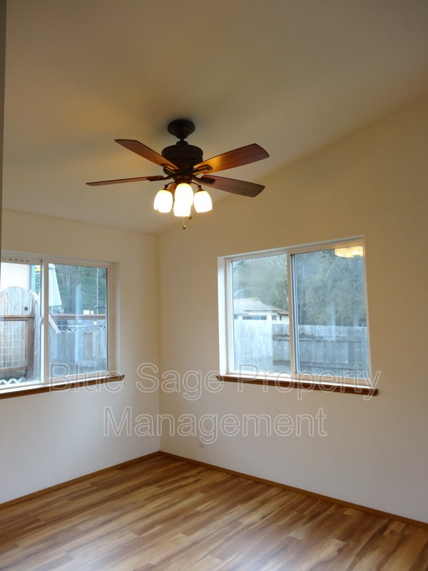 Building Photo - 906 E Bryson Ave