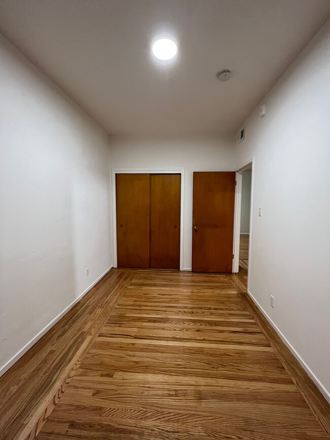 Building Photo - CHINATOWN - 2 Bedroom/ 1 Bathroom Apartmen...